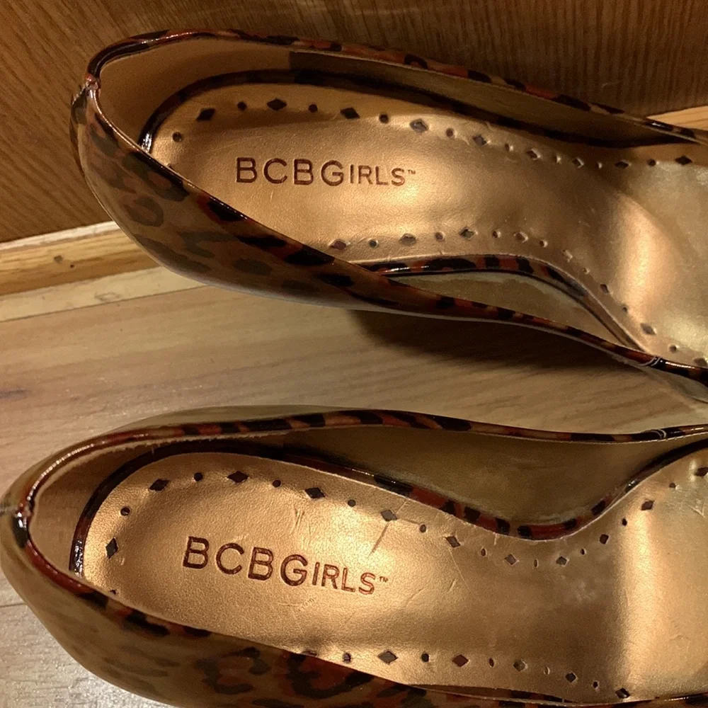 BCBGirls Brazil peep toe pinup rockabilly leopard heels pump cushion insoles EUC